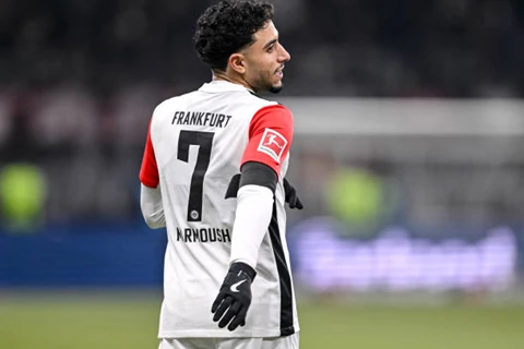 بفضل مرموش وإيكيتيكي.. كيف أصبح فرانكفورت الأذكى في سوق الانتقالات منذ 2021؟